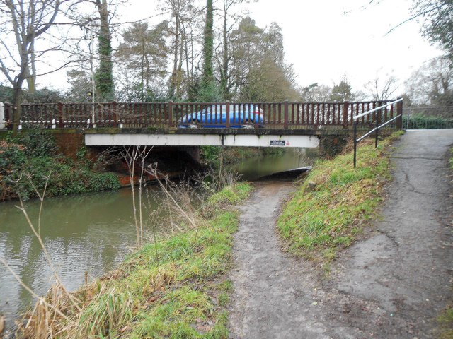 Basingstoke Canal: Reading Road Bridge