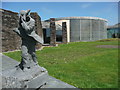 Q3100 : Statue of Tomas O'Criomhthain at the Blasket Centre by Humphrey Bolton