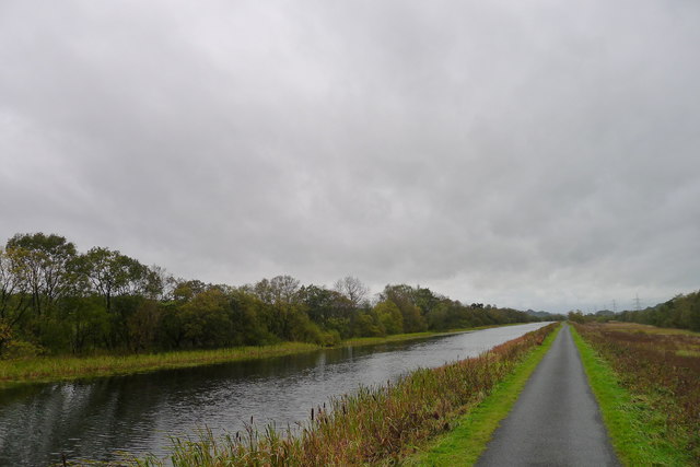 Cycle Route 754 and the John Muir Way follow the towpath alongside the Forth and Clyde Canal