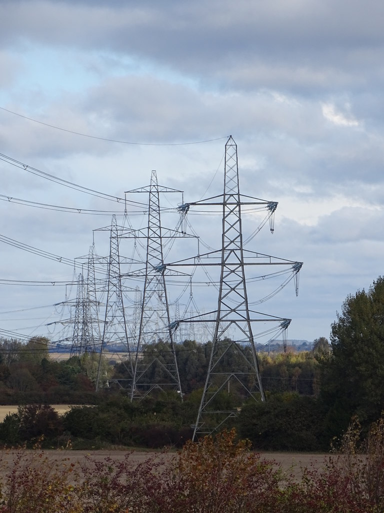 electric-pylons-matthew-chadwick-cc-by-sa-2-0-geograph-britain-and