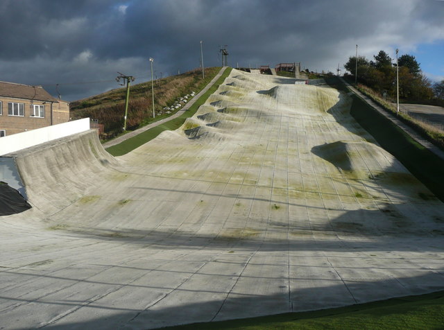 dry-ski-slope-pule-hill-halifax-humphrey-bolton-geograph-britain