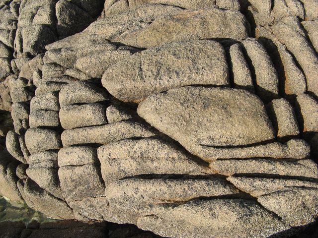 Weathering granite © Jonathan Wilkins cc-by-sa/2.0 :: Geograph Ireland