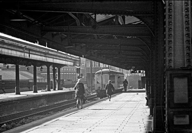 Snow Hill Station (GWR) - running for the train
