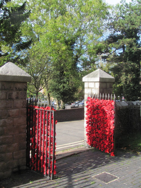 The Gates by the West Door of Tring Church have been covered with woollen poppies