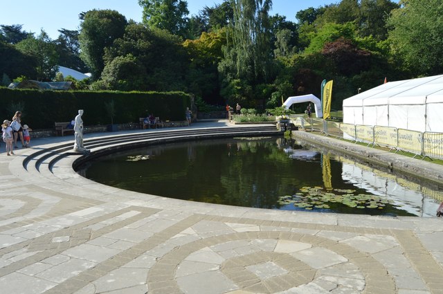 Semi circular pond, Hever Gardens