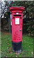 Elizabeth II postbox on Farnley Lane