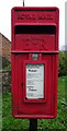 Close up, Elizabeth II postbox on Pool Bank New Road, Pool in Wharfedale