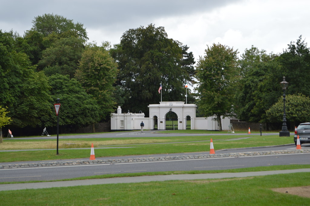 Entrance to Deerfield Residence © N Chadwick cc-by-sa/2.0 :: Geograph ...