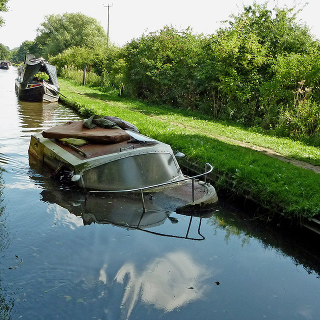 Sunken boat on the canal near Great... © Roger Kidd cc-by-sa/2.0 ...