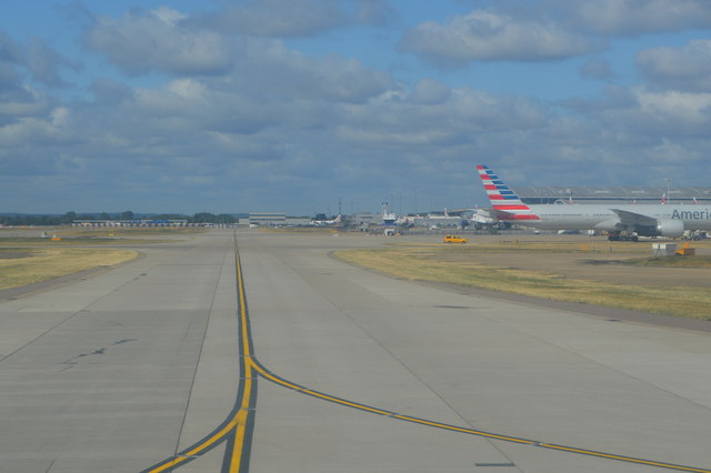 Taxiway, Heathrow Airport © N Chadwick cc-by-sa/2.0 :: Geograph Britain ...