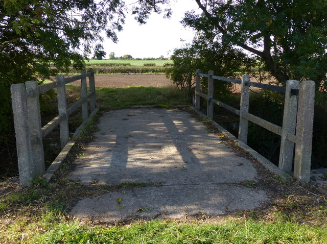 Bridge No 17 crossing the disused Grantham Canal
