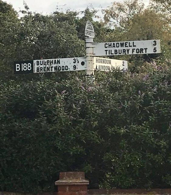 Old Direction Sign - Signpost by the B188, Orsett parish