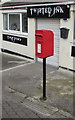 ST1396 : Queen Elizabeth II postbox, Castle Hill, Gelligaer  by Jaggery