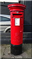 NZ6025 : Elizabeth II postbox on Station Road, Redcar by JThomas
