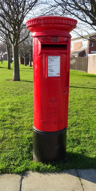 Elizabeth II postbox on West Dyke Road, Redcar