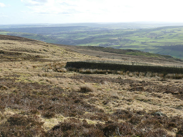 Stone wall at the head of Foster Clough © Stephen Craven cc-by-sa/2.0 ...