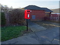 NZ6022 : Elizabeth II postbox on Mapleton Crescent, Redcar by JThomas