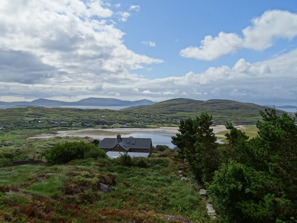 Houses in Derrynane © Matthew Chadwick cc-by-sa/2.0 :: Geograph Ireland