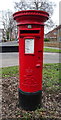 TA0432 : Elizabeth II postbox on South Street, Cottingham by JThomas