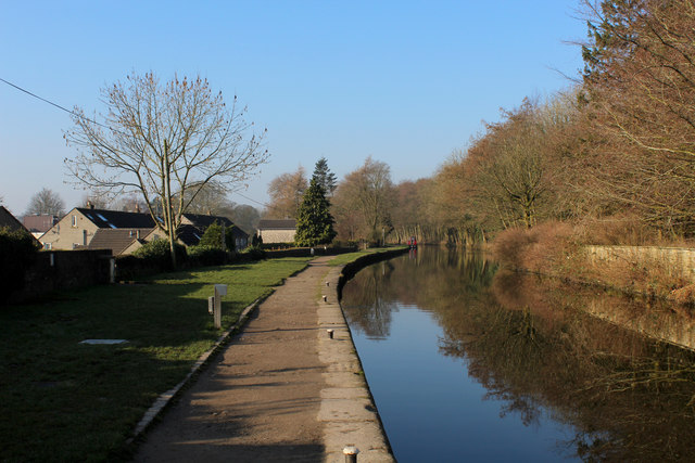 Leeds Liverpool Canal from Higherland... © Chris Heaton cc-by-sa/2.0 ...