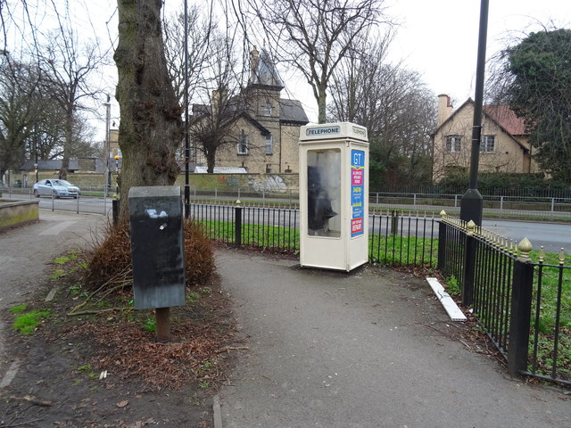 K8 telephone box on Princes Avenue, Hull