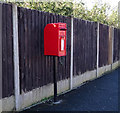 TA0733 : Elizabeth II postbox on Tudor Drive, Hull by JThomas