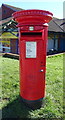 TA1035 : Elizabeth II postbox on Grampian Way, Hull by JThomas