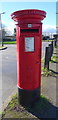 TA0934 : Elizabeth II postbox on Penrose Close, Hull by JThomas