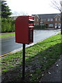 TA1031 : Elizabeth II postbox on Lindengate Way, Hull by JThomas