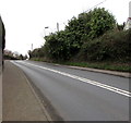 ST2686 : No overtaking on Caerphilly Road, Bassaleg by Jaggery