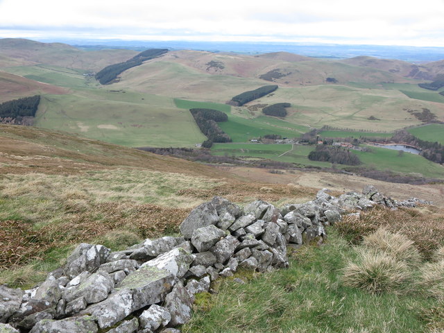 Dilapidated stone wall below Wester Tor