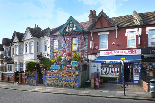 the-house-next-door-des-blenkinsopp-cc-by-sa-2-0-geograph-britain