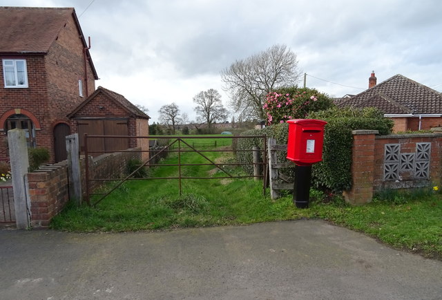 Elizabeth II postbox on Alkington Road, Whitchurch