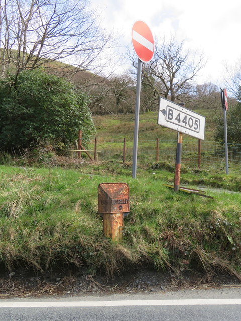 Old milepost on the B4405 at Dol-ffanog