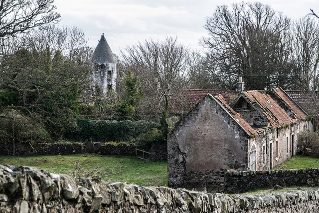 Dovecot and derelict buildings at Home Farm, Upper Largo
