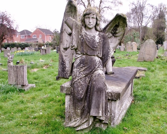 Angel guarding the grave of Lilian Mary Hunt