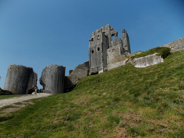 Corfe Castle: a sudden people-less scene on Mothers Day