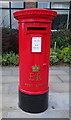 TA0731 : Elizabeth II postbox, Hull University by JThomas