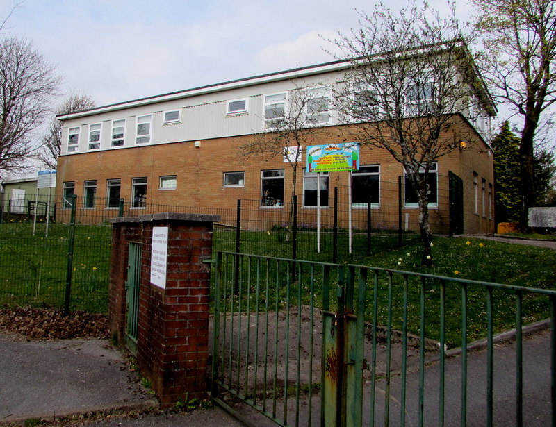 Bryn Bach Primary School, Merthyr Road,... © Jaggery cc-by-sa/2.0 ...