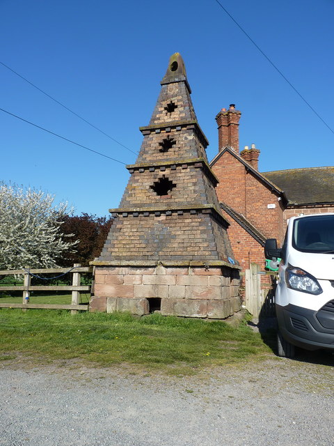 hen-fowl-house-at-vauxhall-farm-richard-law-geograph-britain-and