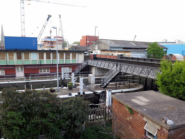 Thames Locks, Brentford © Andrew Curtis :: Geograph Britain and Ireland