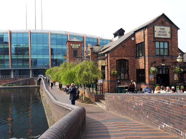 The Malt House pub beside the Birmingham & Fazeley Canal