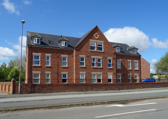 Flats on Kingsmills Road, Wrexham © JThomas cc-by-sa/2.0 :: Geograph ...