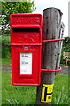 Close up, Elizabeth II postbox, Duckington