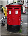 TQ3381 : Double aperture Elizabeth II postbox on Commercial Street by JThomas