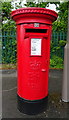 Elizabeth II postbox on Station Road, West Horndon