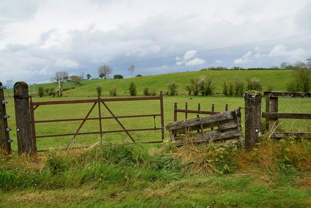 Rusty gates, Kiltamnagh © Kenneth Allen cc-by-sa/2.0 :: Geograph Ireland