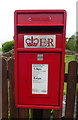 Elizabeth II postbox, Horseshoe Inn, Uckington