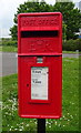 Close up, Elizabeth II postbox on Dual Way, Huntington