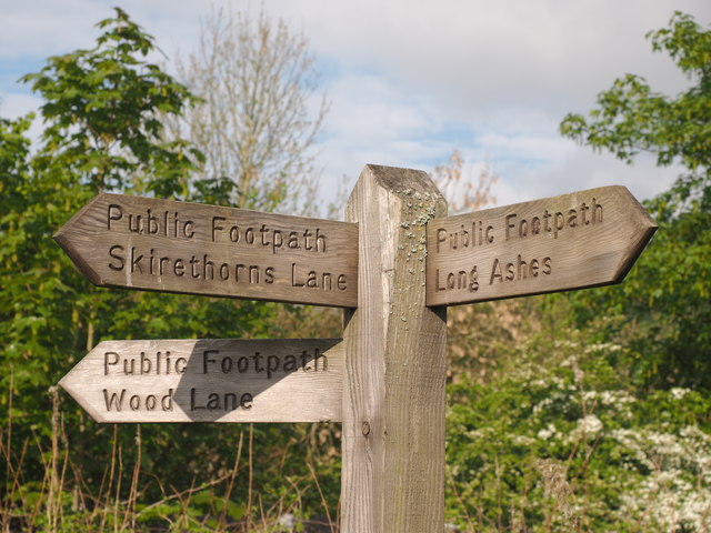 Footpath 'T' Junction © Andy Beecroft cc-by-sa/2.0 :: Geograph Britain ...